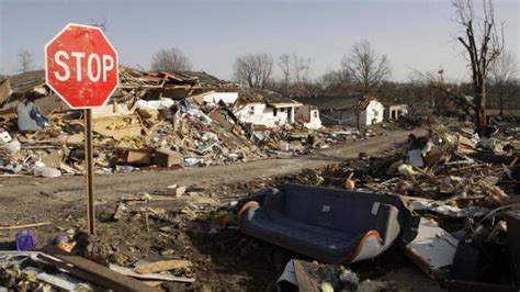 27 morts dans une nouvelle série de tornades dévastatrices Virgule