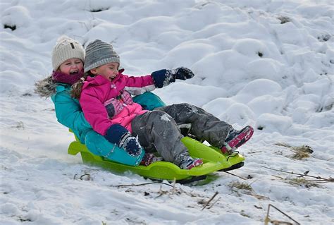 Schlitten Fahren Mit Kindern Gibt Es Genug Schnee Zum Rodeln