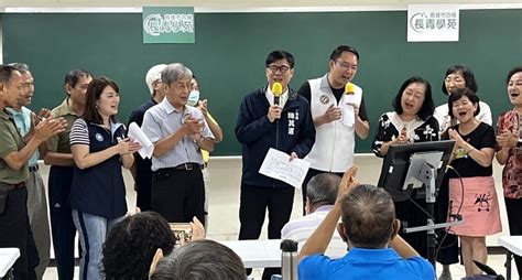 陳其邁視察長青中心 與長輩下棋、歡唱陪伴長輩在地養老