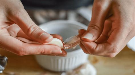 C Mo Pelar Ajos En Un Segundo Te Sorprender S Con Este Truco Mui Kitchen