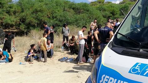 Migranti Sbarcano In Spiaggia A Isola Capo Rizzuto Bagnini E