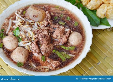 Bola Fervida Da Carne De Porco Na Sopa Marrom Na Bacia Foto De Stock