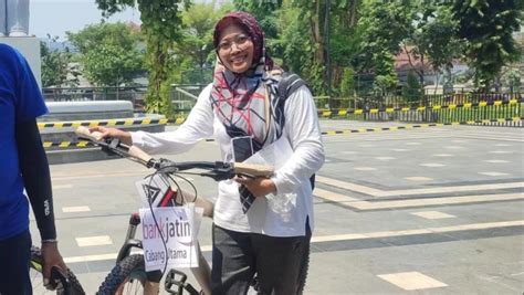 Full Senyum Ibu Asal Pakis Surabaya Dapat Undian Sepeda Gunung Di