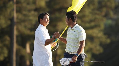 2021 Masters Hideki Matsuyamas Caddie Shows Respect To Augusta