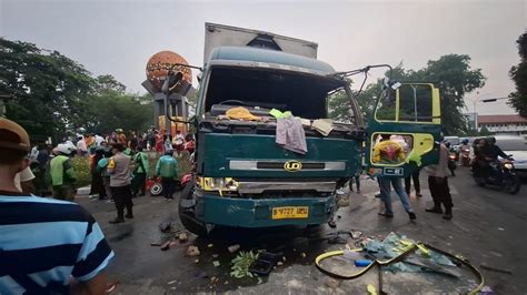 Viral Aksi Pencurian Terekam Di Insiden Kecelakaan Truk Ugal Ugalan Di