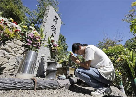 日航機墜落39年で遺族登山 520人犠牲、安全願う「次世代に事故の記憶引き継ぎたい」 産経ニュース