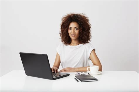 Femme D Affaires Africaine Souriant Assis Sur Une Table Au Lieu De