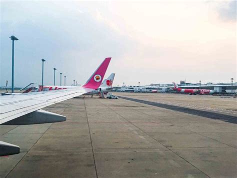 Nok Air Boeing Meluncur Di Landasan Pacu Di Bandara Chiang Rai