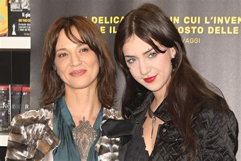 Asia Argento La Dedica Alla Figlia Anna Lou