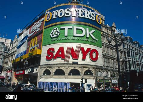 Piccadilly Circus 1990s Hi Res Stock Photography And Images Alamy