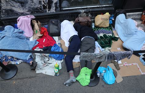 Migrants Sleep Outside Nycs Roosevelt Hotel As Shelter Hits Capacity