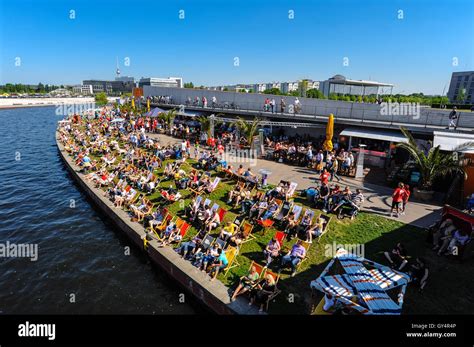 Berlino Germania Bar In Spiaggia Sul Fiume Spree Spiaggia Di