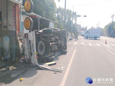 沒聽到鳴笛聲？ 救護車過紅燈遭貨車撞飛180度翻覆 台灣好新聞 Taiwanhot