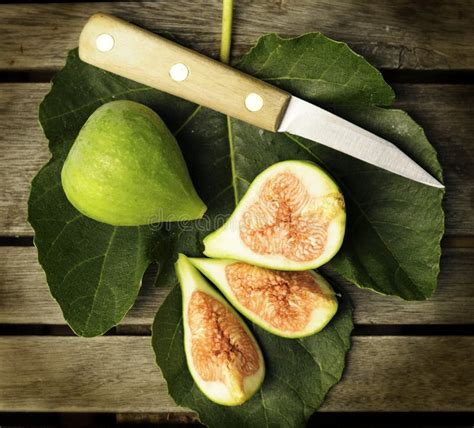 Higos Y Cuchillo En Una Hoja De Higo Foto De Archivo Imagen De Fruta