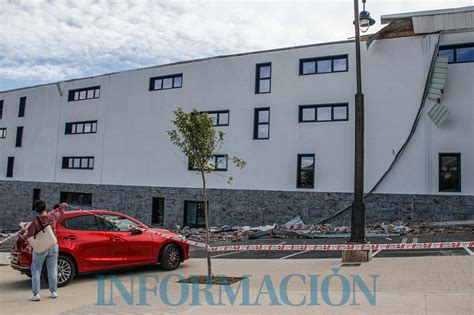 El Viento Arranca Parte Del Revestimiento Del Techo Del Colegio La