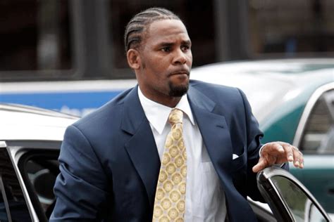 El cantante R Kelly es condenado a 30 años de prisión por abusos y