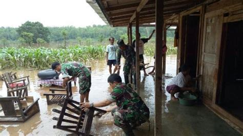 Tni Gotong Royong Bareng Warga Bersihkan Rumah Terdampak Banjir Di