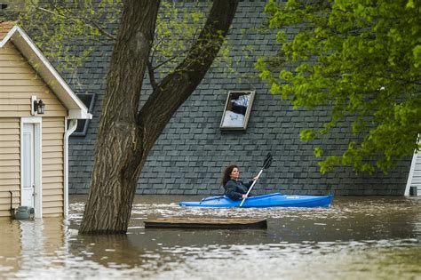 Dramatic Photos Thousands Evacuate Due To Historic Mid Michigan