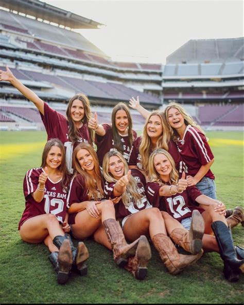 The Women S Soccer Team Is Posing For A Photo