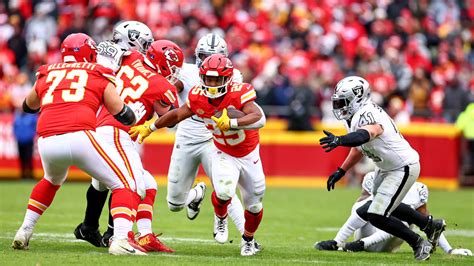 Photos: Game Action from Week 16 | Chiefs vs. Raiders