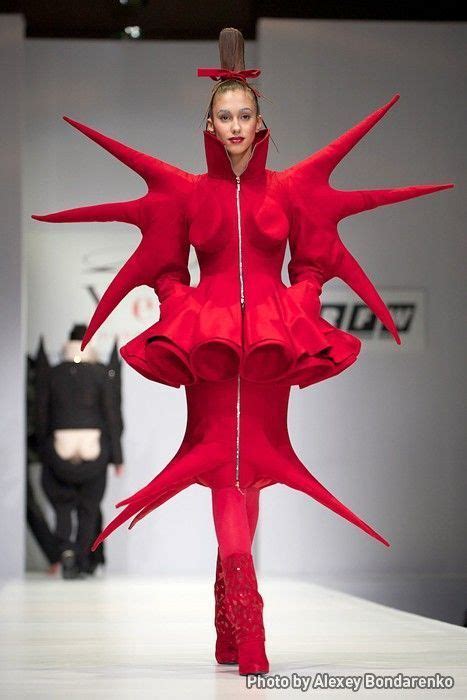 20 Wtf Fashion Looks From The Runway Bemethis Weird Fashion Bad Fashion Funny Graphics