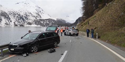 Sils I E Gr Heftige Kollision Zweier Autos Fordert Drei Verletzte