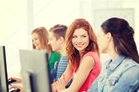 Estudiantes Sonrientes En Clase De Inform Tica En La Escuela