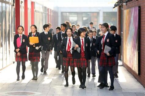 上海德闳、德威国际学校校服图片 中小学生校服班服定制批发厂家