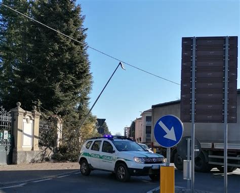 Saronno Traffico In Tilt Per I Danni Del Vento In Via Varese Il Saronno