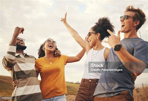 친구 자연에서 여름 휴가를 보내는 동안 웃거나 농담하는 남녀 그룹과 함께하는 자유와 재미 야외에서 젊은이들 사이의 우정 여행 및