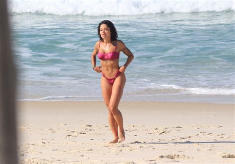 De biquíni Aline Campos exibe o corpo sarado na praia