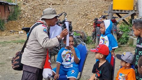 Anak Anak Intan Jaya Bermain Dan Belajar Bersama Di Polsek Sugapa