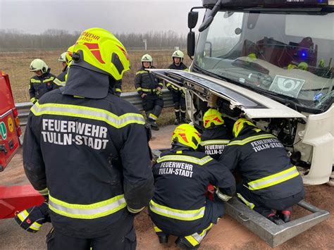 LKW Bergung A22 Auffahrt S1 Freiwillige Feuerwehr Tulln