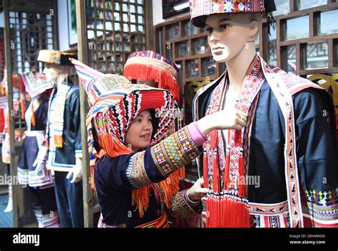 Yao ethnic group in costume fotografías e imágenes de alta resolución