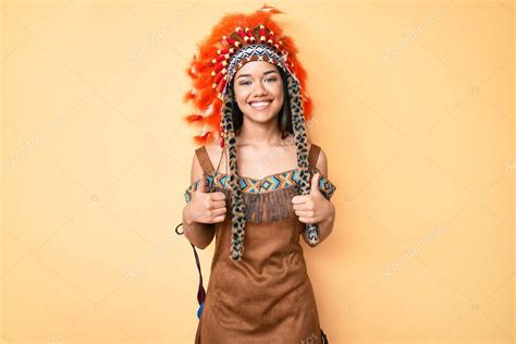 Joven Hermosa Chica Latina Con Traje Indio Signo De Xito Haciendo