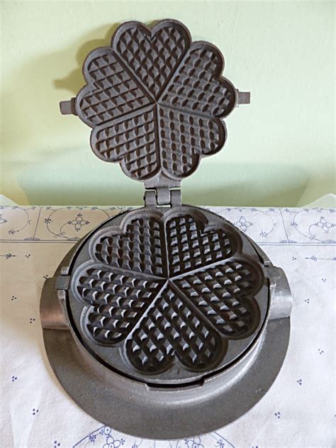 Anleitung Zum Waffeln Backen Mit Einem Alten Waffeleisen Auf Dem Grill über Offenem Feuer