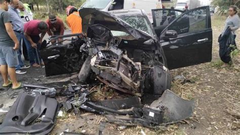 Automóviles chocan de frente en carretera rumbo a Manlio Fabio