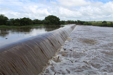 Chuva Em Riach O Barragem Grande Transborda E Rio Jacu Pe A