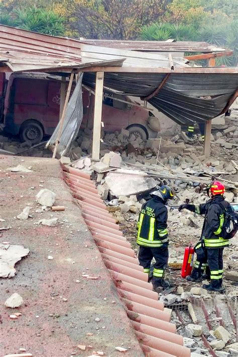 Napoli Esplosione A Ercolano In Una Fabbrica Di Fuochi D Artificio