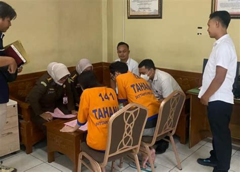 Penyerahan Tersangka Dan Barang Bukti Tahap Ii Perkara ”kebaya Merah