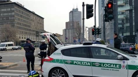 Incidente In Via Melchiorre Gioia Grave Un Cliclista