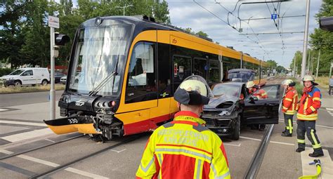 Karlsruhe Eine verletzte Person nach Unfall mit Straßenbahn