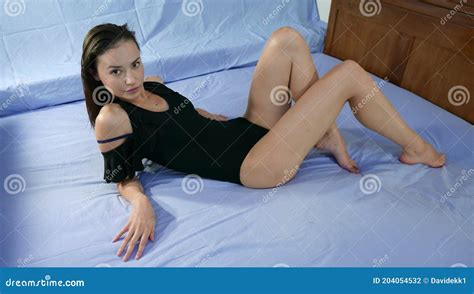 Modelo Que Se Posiciona Na Cama De Lingerie Negra Foto De Stock Imagem De Mulher Modelo