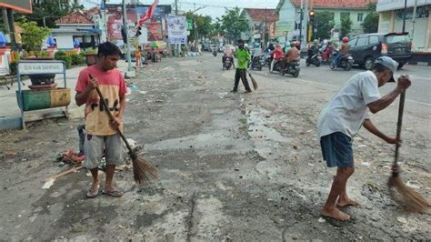 Imbas Banjir Sampang Dlh Angkut Sampah Hingga Ton Perhari Banyak