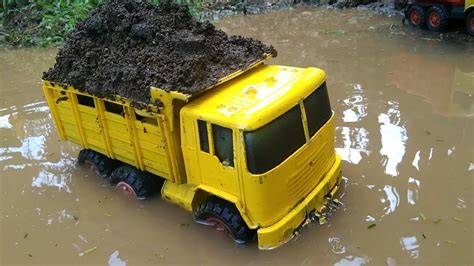 Membersihkan Mobil Truk Pasir Dan Menemukan Mainan Truk Molen Beko