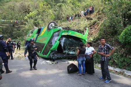 Cae Autob S De Pasajeros A Barranco Heridos Y Un Muerto En