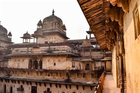 Hermosa Vista Del Palacio Orchha Fort Raja Mahal Y El Templo Chaturbhuj