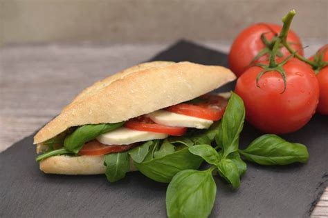 Unser frisches Tomate Mozzarella Brötchen zum Kaffee Mit Tomaten