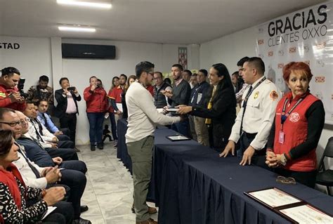 Recibe Bomberos San Juan del Río 468 mil pesos de redondeo OXXO