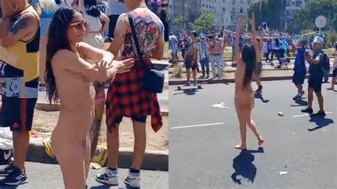 Innecesario Una Mujer Desfil Desnuda Durante Los Festejos En El Obelisco